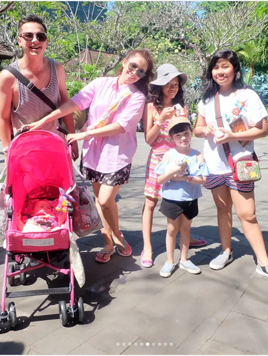 Dan masih banyak lagi pujian untuk pasangan Ussy Sulistyawati dan Andhika Pratama. Ussy menikah dengan Sugianto Agustus 2005. Dari pernikahannya, dikaruniai seorang anak, Syafa Al Zahra pada 10 April 2006. Rumah tangganya kandas pada Desember 2006. 