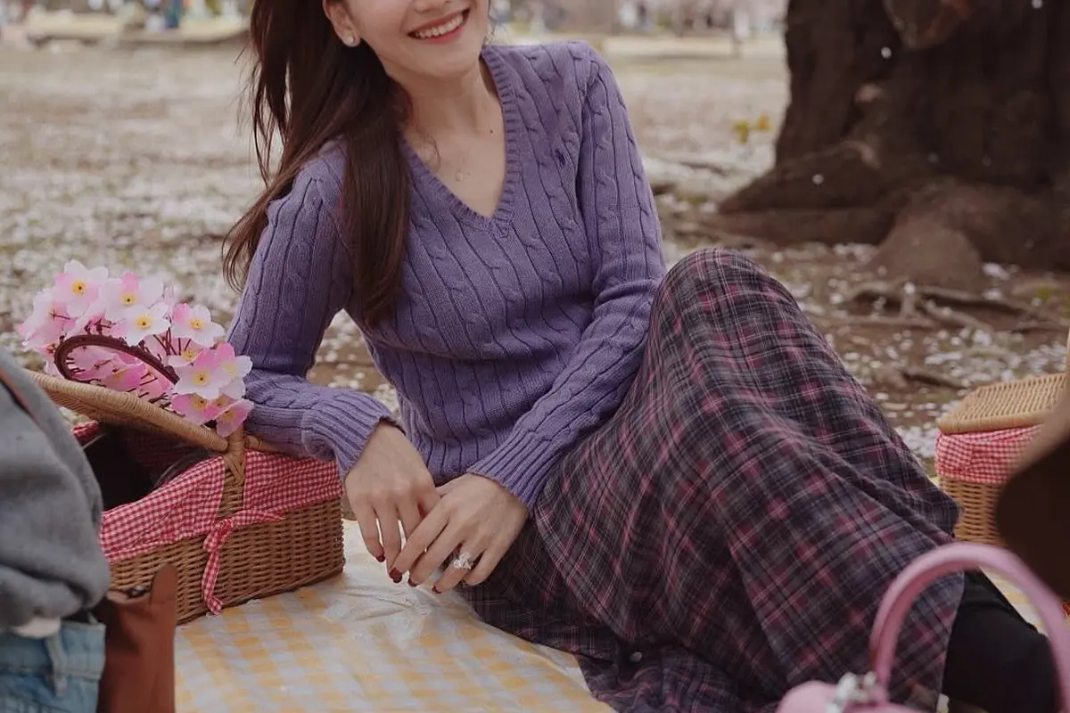 Potret Cantik Ayu Ting-Ting Berlatar Pohon Sakura, Tampil Feminin dengan Rok Sampai Disebut Mirip Song Hye Kyo