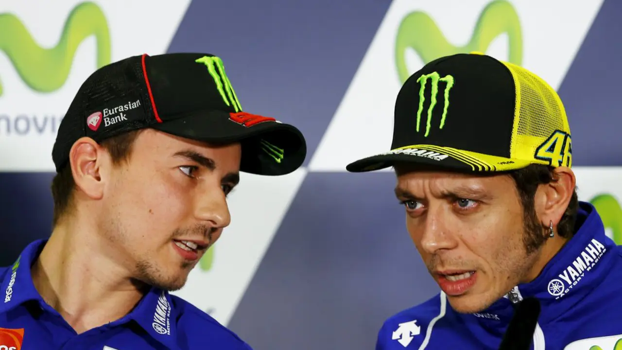Lorenzo Kembali Tercepat, Rossi Menempel Ketat 