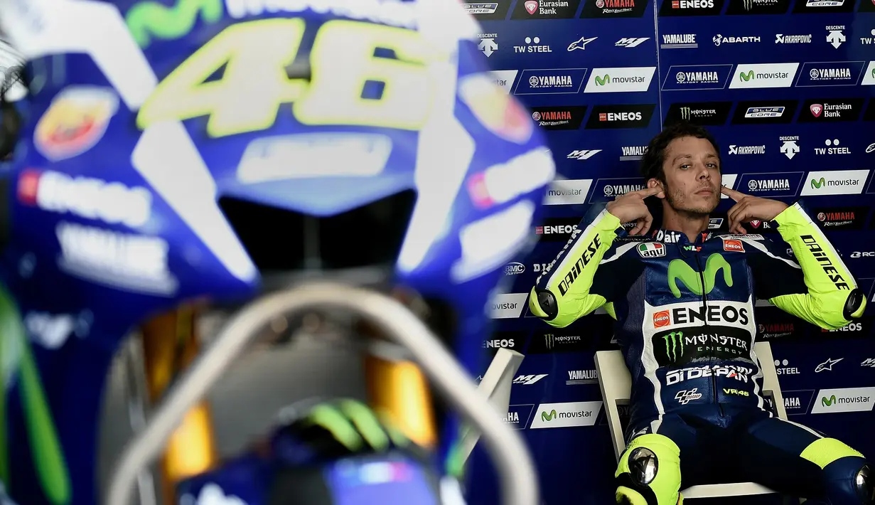 Pebalap Movistar Yamaha, Valentino Rossi, beristirahat di sela-sela tes MotoGP di Sirkuit Sepang, Malaysia, (1/2/2016). (AFP/Manan Vatsyayana)