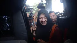 Nurlatifah yang datang sekitar pukul 09.45 WIB tidak memberikan komentar apa pun saat tiba di KPK, Jakarta, Selasa (5/8/14). (Liputan6.com/Miftahul Hayat)