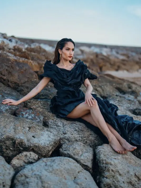 <p>Cinta pun nampak elegan dengan dress slit hitam dengan off shouldernya. . Credit: (@claurakiehl)</p>