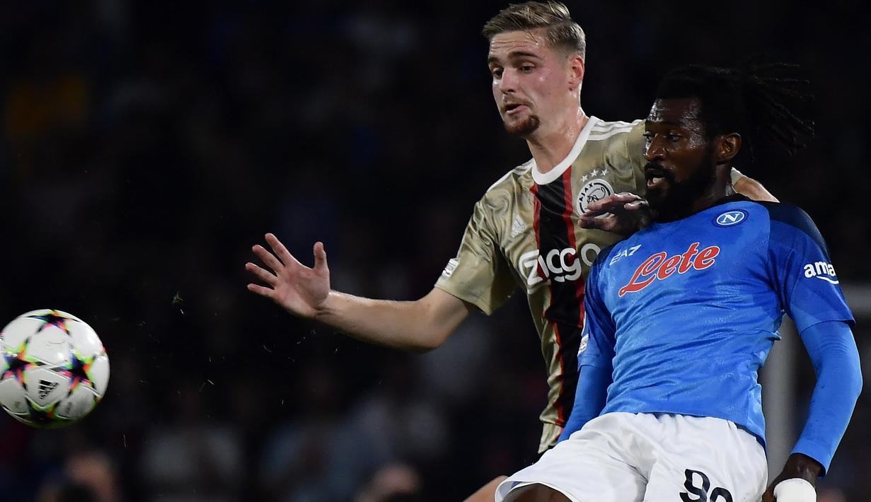 Frank Anguissa. Gelandang bertahan Kamerun berusia 26 tahun ini dipermanenkan Napoli dari Fulham dengan nilai transfer 15 juta euro pada awal musim 2021/2022 setelah sebelumnya berstatus pinjaman selama satu musim. Di fase grup Liga Champions 2022/2023 ia telah menyumbang 1 gol dan 3 assist dari 4 penampilan. Ia hanya absen di matchday ke-5 saat Napoli menang 3-0 atas tamunya Glasgow Rangers (26/10/2022). (AFP/Filippo Monteforte)