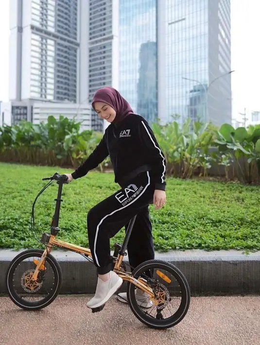 Sementara selebgram Indah Nada Puspita memilih setelan baju warna hitam dan hijab segi empat simpel saat bersepeda. [Foto: IG/indahnadapuspita].