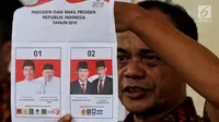 Petugas KPPS menunjukkan surat suara Pilpres 2019 saat penghitungan di TPS 02 Selong, Kebayoran Baru, Jakarta Selatan, Rabu (17/4). Dari hasil hitung surat suara, Jokowi-Ma'ruf menang dengan perolehan 133 suara di TPS ini. (Liputan6.com/JohanTallo)