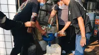 Tak hanya minyak jelantah, anggotanya pun melakukan pemanfaatan botol plastik bekas untuk dijual dan hasilnya didonasikan bagi warga terdampak PPKM Darurat. (Foto:Liputan6/Achmad Sudarno)