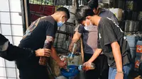 Tak hanya minyak jelantah, anggotanya pun melakukan pemanfaatan botol plastik bekas untuk dijual dan hasilnya didonasikan bagi warga terdampak PPKM Darurat. (Foto:Liputan6/Achmad Sudarno)