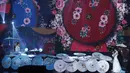Penampilan penyanyi Rizky Ferbian saat berduet dengan pedangdut Lesti Andryani pada perayaan HUT Indosiar ke-23 di Jakarta Convention Center (JCC), Kamis (11/1). Mereka menyanyikan lagu Cukup Tau. (Liputan6.com/Herman Zakharia)