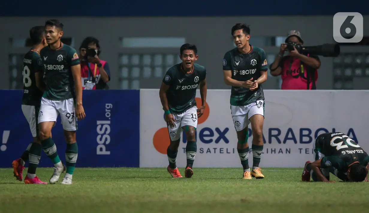 Penyerang Persikabo 1973, Hanis Sagara (kanan kedua) merayakan gol pertama timnya ke gawang Persik Kediri saat laga pekan ketiga BRI Liga 1 2021/2022 di Stadion Wibawa Mukti, Cikarang, Jumat (17/09/2021). Persikabo 1973 dan Persik Kediri harus puas bermain imbang 2-2. (Bola.com/Bagaskara Lazuardi)