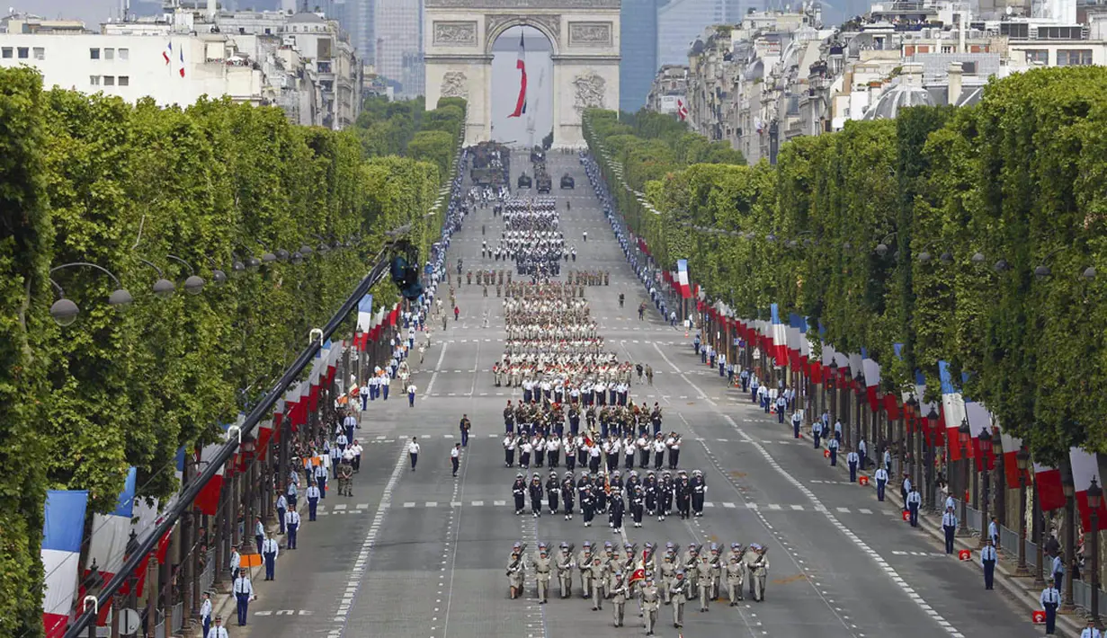 Parade militer memeriahkan peringatan Bastile Days 2014 di sepanjang jalan Champs Elysees di Paris, Perancis, (14/7/2014). (REUTERS/Thomas Samson/Pool)
