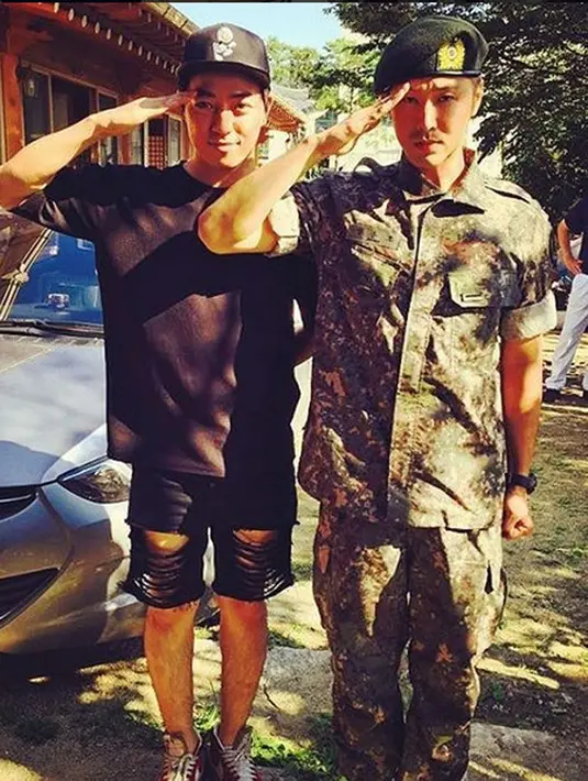 Pada 20 April 2017 lalu, Yunho telah menyelesaikan kewajibannya sebagai warga Negara mengikuti Wjaib Militer. Hal ini tentu menjadi kabar bahagia bagi para penggemarnya, dan selain itu Yunho dikabarkan akan menjajaki dunia akting(Instagram/uknow_official)
