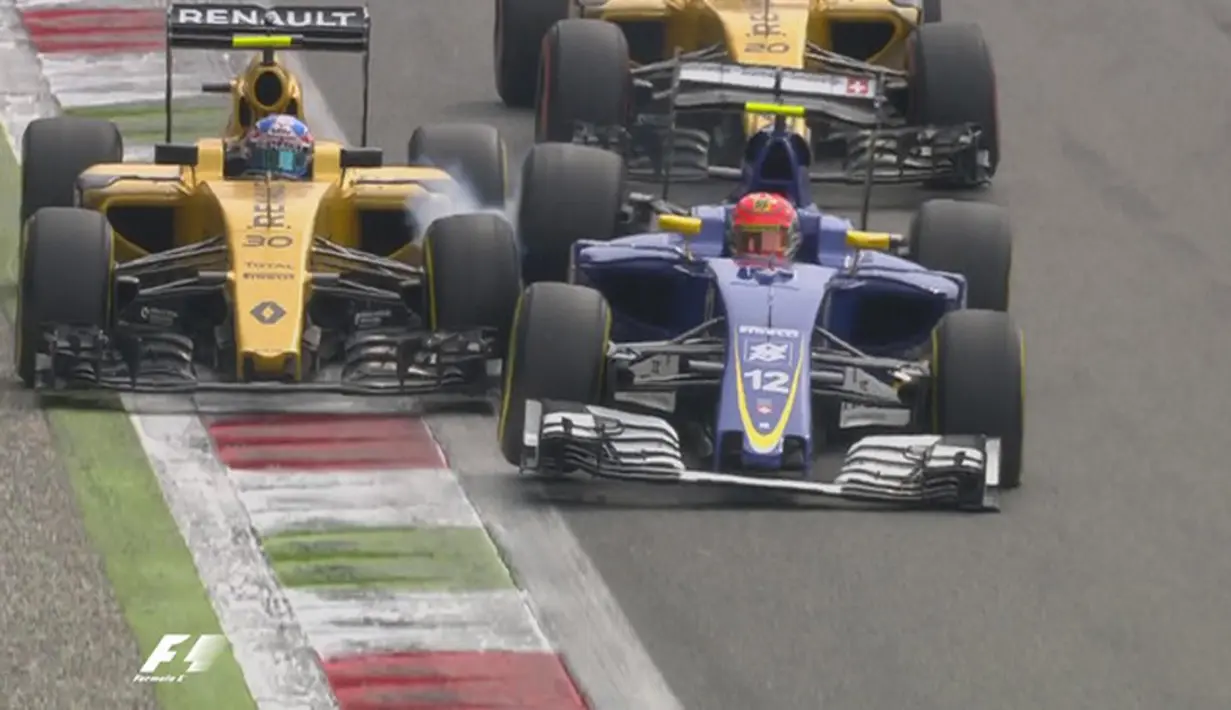 Pebalap Renault, Jolyon Palmer (kiri), bersenggolan dengan pebalap Sauber, Felipe Nasr, saat balapan F1 GP Italia baru memasuki lap ke-2 di Sirkuit Monza, Italia, Minggu (4/9/2016). (Bola.com/Twitter/F1)