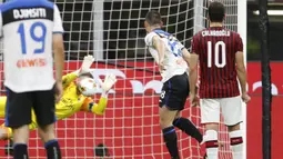 Kiper AC Milan Gianluigi Donnarumma menghalau tendangan penalti pemain Atalanta Ruslan Malinovskyi pada pertandingan Serie A di Stadion San Siro, Milan, Italia, Jumat (24/7/2020). Pertandingan berakhir 1-1. (AP Photo/Antonio Calanni)