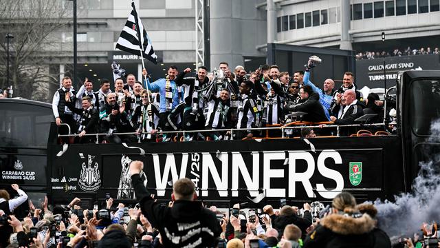 Foto: Euforia Fans dan Pemain Newcastle United dalam Parade Juara, Warga Tumpah Ruah Rayakan 70 Tahun Penantian