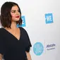 Penyanyi Selena Gomez berpose saat menghadiri WE Day California di The Forum di Inglewood, California (19/4). Hak sepatu Selena Gomez berbentuk sangat unik karena terdiri dari tiga bulatan dan berbahan suede. (AFP Photo/Tommaso Boddi)