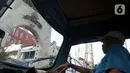 Pengemudi Bajaj menanti calon penumpang di depan salah satu pintu masuk kawasan Pasar Baru, Jakarta, Kamis (12/6/2025). (Liputan6.com/Herman Zakharia)