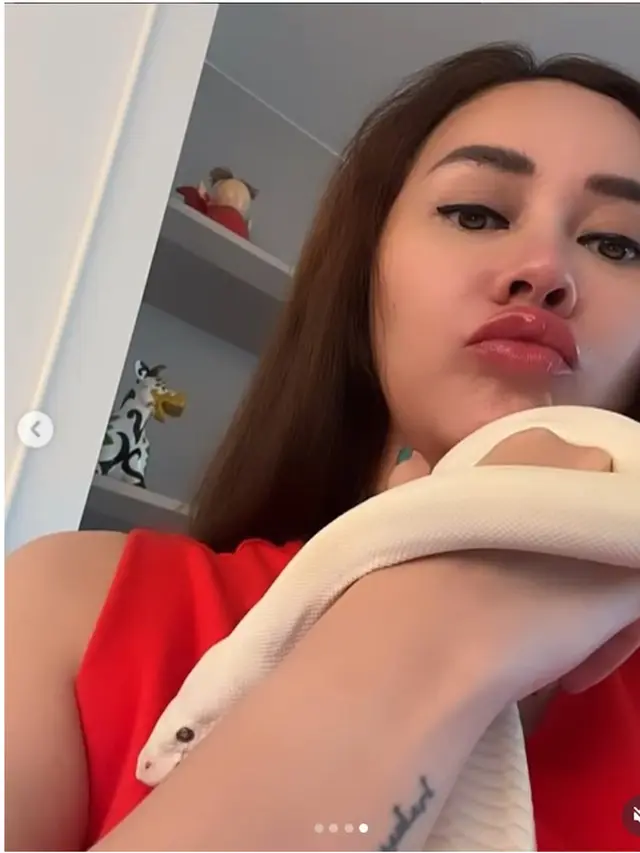 6 Potret Aura Kasih Bareng Ular Putih Peliharaannya yang Eksotis, Bikin Merinding