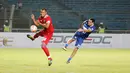 Bomber Calcio Legend, Nicola Amorusso, melakukan tembakan dihadang bek Primavera Baretti, Charis Yulianto, pada laga persahabatan di SUGBK, Jakarta, Sabtu (21/5/2016). (Bola.com/Nicklas Hanoatubun)