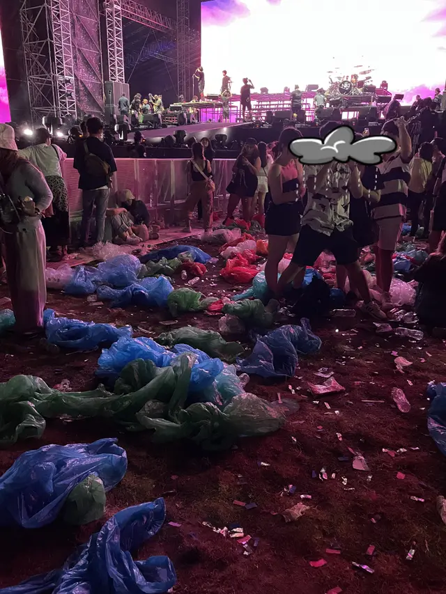 Sampah Jas Hujan Berserakan di Akhir Konser HITC Jakarta, 6 Potretnya Tuai Sorotan