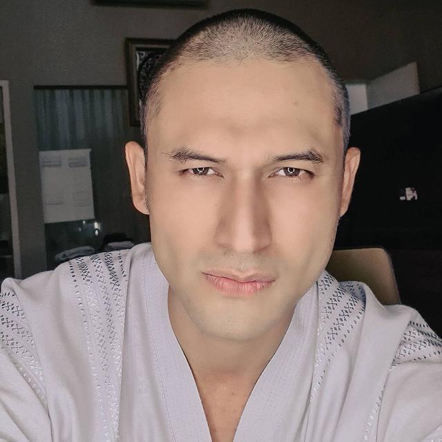 Bikin Pangling, Ini 5 Potret Terbaru Indra Brugman Tampil Botak