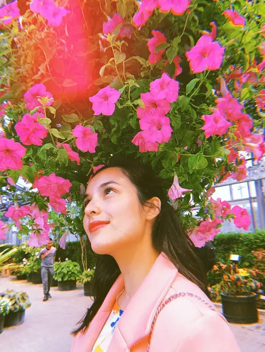 "Aku merasa belajar psikologi ini bisa aku gunakan untuk buat karakter film pendek aku. Kan dalam bikin skenario kita harus tau gimana karakter di film kita, gimana nanti responnya ke penonton," jelasnya. (Instagram/chelseaislan)