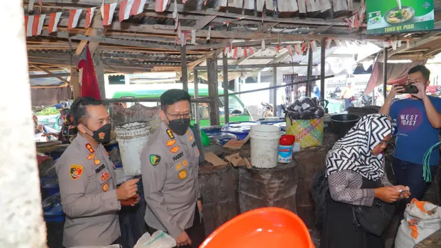 Kapolres Tasikmalaya AKBP Rimsyahtono bersama tim Polda Jabar tengah melakukan sidak minyak goreng dan sejumlah kebutuhan masyarakat di salah satu pasar tradisional di Tasikmalaya.