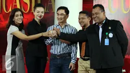 Zaskia Gotik foto bersama usai acara Talk Show Tv Parlemen di Lobi Nusantara IV Parlemen, Jakarta, Kamis (31/3). Zaskia juga meminta maaf kepada DPR, Zaskia sempat menyanyikan lagu Satu Nusa Satu Bangsa dan Bagimu Negeri. (Liputan6.com/Johan Tallo)