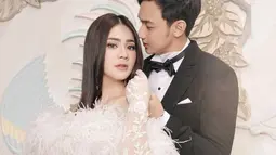 Akan segera menikah, Felicya menjalani pemotretan prewedding dengan Caesar Hito. Di pemotretan kali ini, keduanya tampil bak pengantin. Feli tampak anggun dan cantik dengan gaun berwarna putih. Sedangkan hito terlihat gagah dengan setelan jas berwarna hitam. (Liputan6.com/IG/@felicyangelista_)