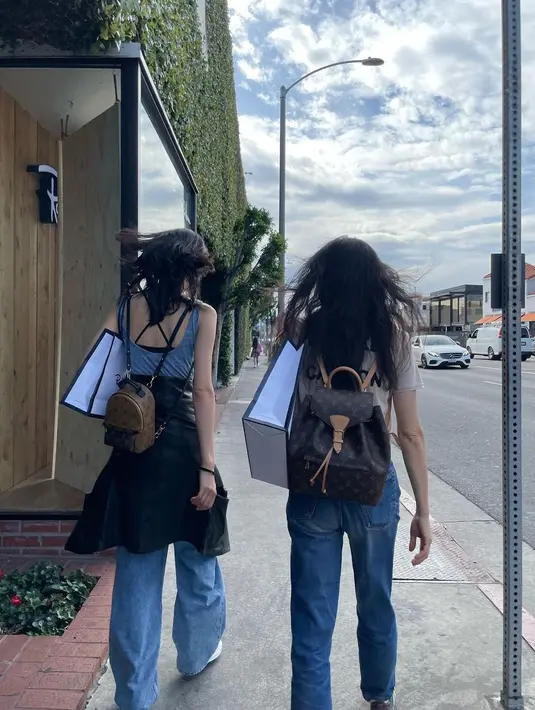 Ada fans yang khawatir, beberapa Knetz coba mengkritik. Namun Hooyeon tetap tampil keren dan percaya diri dengan apa yang ia punya. (Instagram @hoooooyeony)