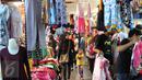 Sejumlah pembeli mencari berbagai kebutuhan berupa pakaian di Pasar Tanah Abang, Jakarta, Rabu (9/12). Libur pilkada dimanfaatkan warga untuk berbelanja pakaian di pasar tekstil terbesar di Asia Tenggara itu. (Liputan6.com/Angga Yuniar)