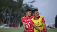 Taufik Hidayat (kiri) saat berlatih bersama Bali United jelang Liga 1 2022/2023. (Alit Binawan/Bola.com)