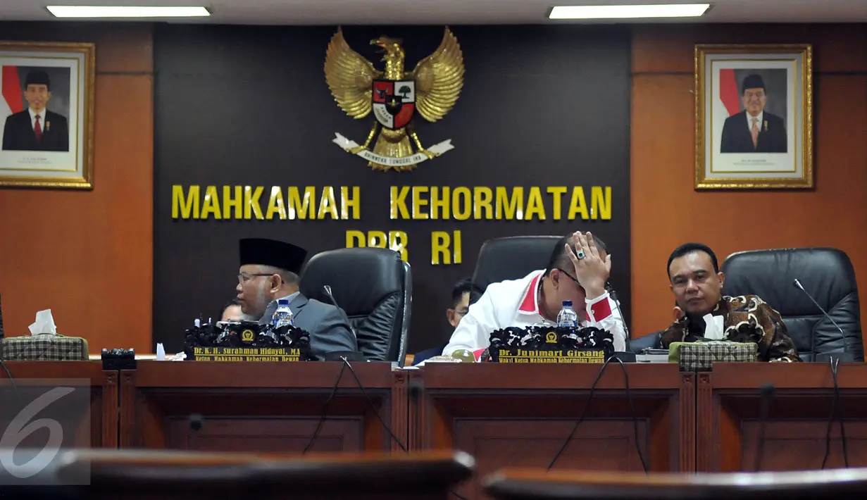 Ketua MKD, Surahman Hidayat (kiri) saat menjalani sidang jelang putusan kasus pelanggaran kode etik di Senayan, Jakarta, Rabu (16/12/2015). Sidang MKD beragenda putusan kasus Pelanggaran Etik Ketua DPR Setya Novanto. (Liputan6.com/Johan Tallo) 