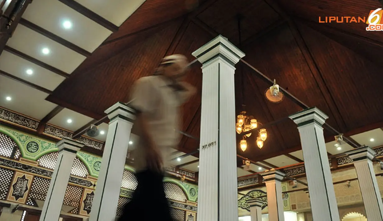 Bekas-bekas masa lampau sudah hampir tidak ada lagi. Seluruh bangunan sudah dirombak total, Kubah dalamnya diganti menjadi kubah joglo kayu jati atau kubah limas tadisional Indonesia.(Liputan6.com/Abdul Aziz Prastowo)