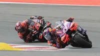 Pembalap Ducati asal Spanyol, Jorge Martin (kanan) melaju di depan pembalap Aprilia asal Spanyol, Marverick Vinales pada balapan utama MotoGP Portugal 2024 di Sirkuit Internasional Algarve, Portimao, Portugal, Minggu (24/3/2024) malam WIB. (AFP/Patricia De Melo Moreira)