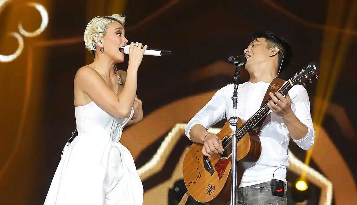 Tampilan energik Agnez Mo dan Aril NOAH membuat penonton ikut bernyanyi sambil berjingkrak dan menikmati musik yang didengarnya.  (Bambang E.Ros/Bintang.com)