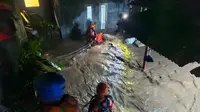 Tim gabungan dan SAR Sukabumi saat mengevakuasi warga terdampak banjir di Palabuhanratu, Kabupaten Sukabumi. (Liputan6.com/Fira Syahrin).