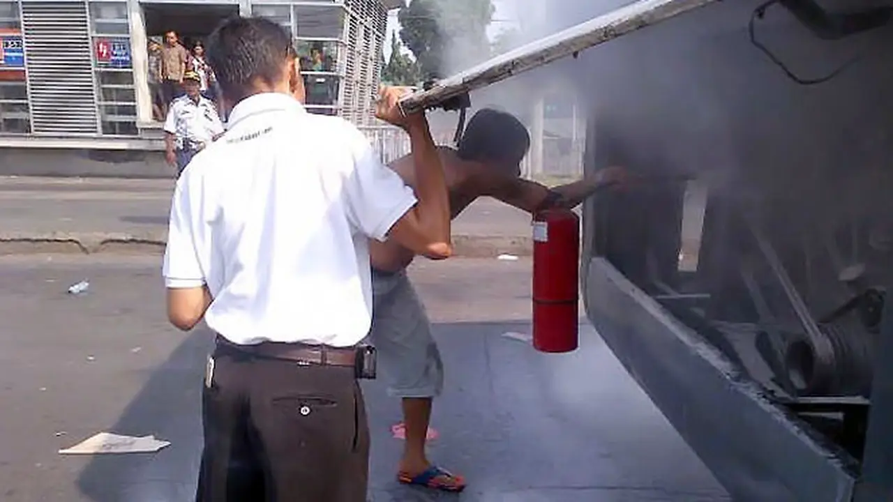 busway-terbakar-13104b.jpg