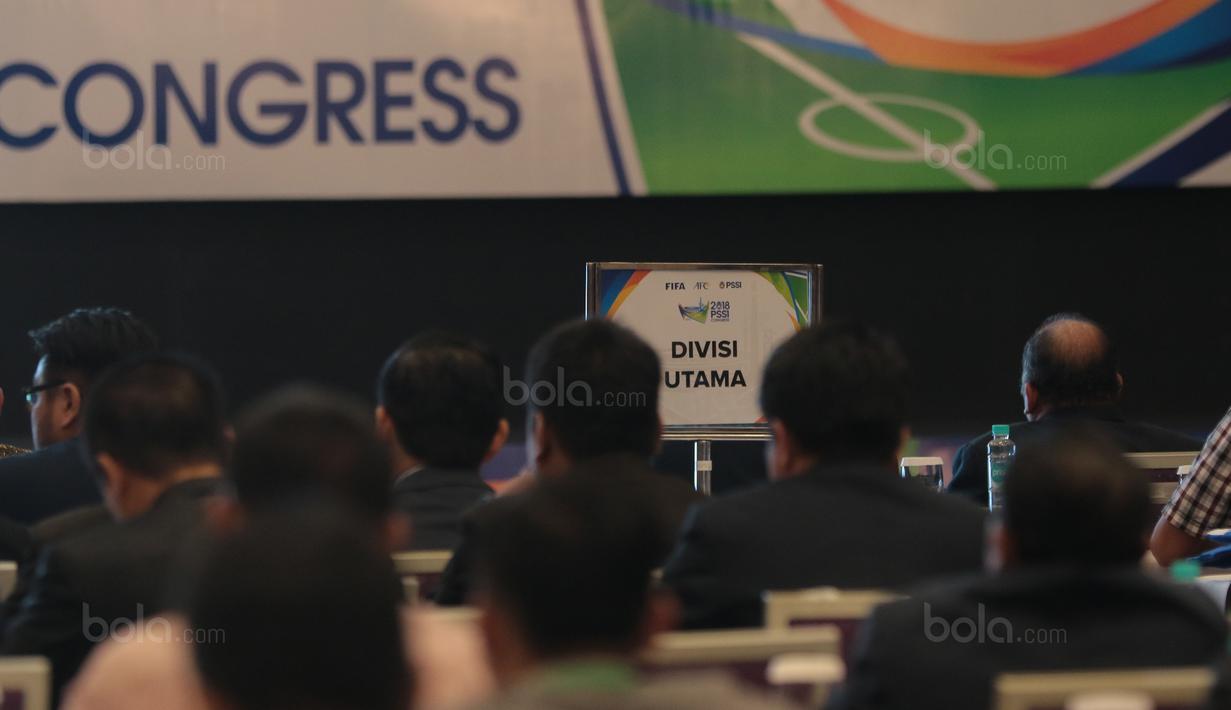 Peserta dari Divisi Utama hadir pada Kongres Tahunan PSSI 2018 yang berlangsung di ICE BSD, Tangerang (13/1/2018). Salah satu agenda Kongress PSSI 2018 adalah revisi Statuta. (Bola.com/Nicklas Hanoatubun)