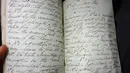 Kondisi sebuah buku harian atau jurnal kecil berusia 200 tahun yang ditemukan ditumpukan buku bekas milik sebuah toko buku di Hobart, Selasa (10/5). Buku yang diduga berasal dari masa Perang Napoleon tersebut tampak ditulis dengan tangan. (STR/AFP)