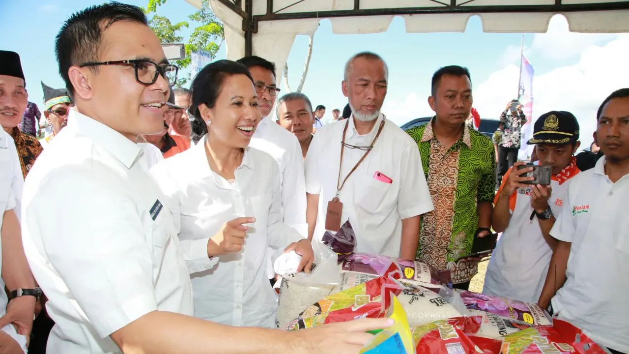 Menteri BUMN Rini Soemarno melakukan kunjungan kerja di Kabupaten Banyuwangi. (liputan6.com/Dian Kurniawan)