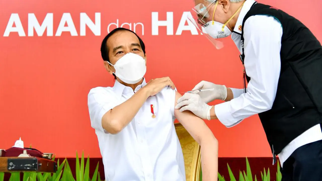 FOTO: Presiden Jokowi Disuntik Vaksin COVID-19 Pertama di Indonesia