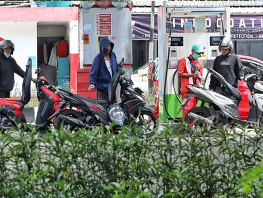 Petugas melakukan pengisian BBM disalah satu Stasiun Pengisian Bahan Bakar Umum (SPBU) di Jakarta, Selasa (11/4/2023). (Liputan6.com/Angga Yuniar)