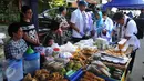  Pemerintah Kota Administrasi Jakarta Pusat bersama Badan Pengawas Obat dan Makanan (BPOM) melakukan inspeksi mendadak di pusat makanan berbuka puasa atau takjil di Bendungan Hilir, Jakarta, Jumat (10/6). (Liputan6.com/Gempur M Surya)