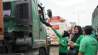 Pemprov Jateng Bantu Ratusan Sopir Truk Terjebak Banjir Pantura, Siapkan Dapur Umum