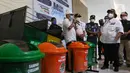 <p>Menteri Lingkungan Hidup dan Kehutanan Siti Nurbaya (kanan) saat memantau mudik di Terminal Penumpang Pelabuhan Tanjung Priok, Jakarta, Selasa (26/4/2022). Kunjungan tersebut dalam rangka memantau persiapan mudik minim sampah. (Liputan6.com/Herman Zakharia)</p>