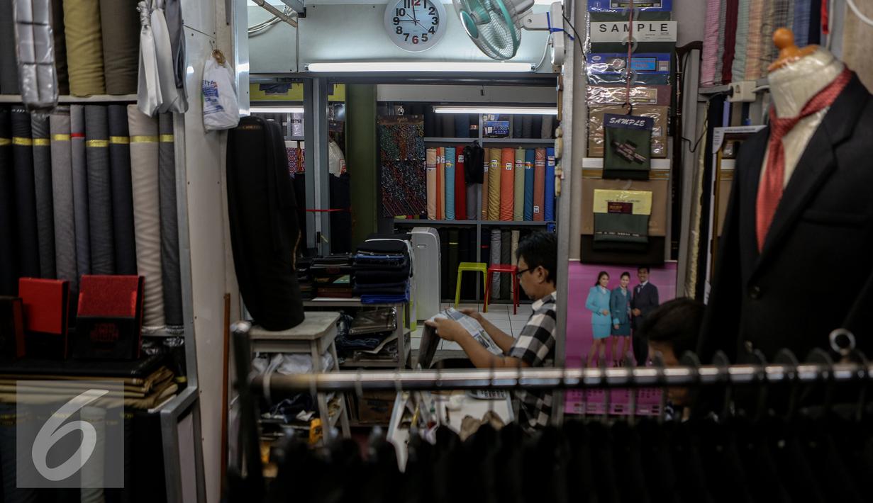 Aktivitas pedagang di kios Tempat Penampungan Sementara (TPS) di Blok III Pasar Senen, Jakarta, Rabu (24/6/2015). Para pedagang korban kebakaran Blok III Pasar Senen masih menempati kios sementara hingga gedung baru selesai. (Liputan6.com/Faizal Fanani)