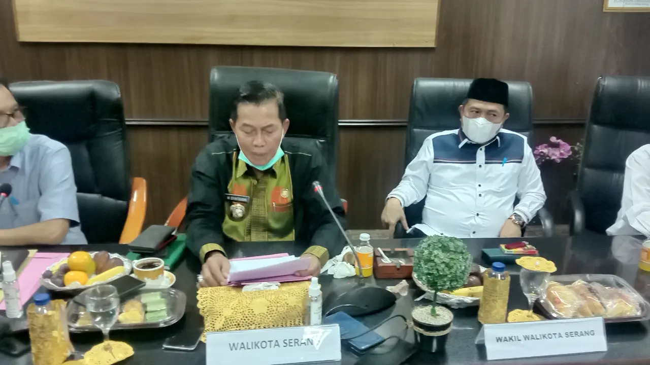 Walikota Serang (Kemeja Hitam) Larang Warga Shalat Idul Adha. (Jumat, 16/07/2021). (Yandhi Deslatama/Liputan6.com).