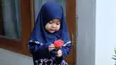 Anak dari Shireen Sungkar, Hawwa terlihat menggemaskan saat mengenakan hijab berwarna biru. (Foto: instagram.com/shireensungkar)