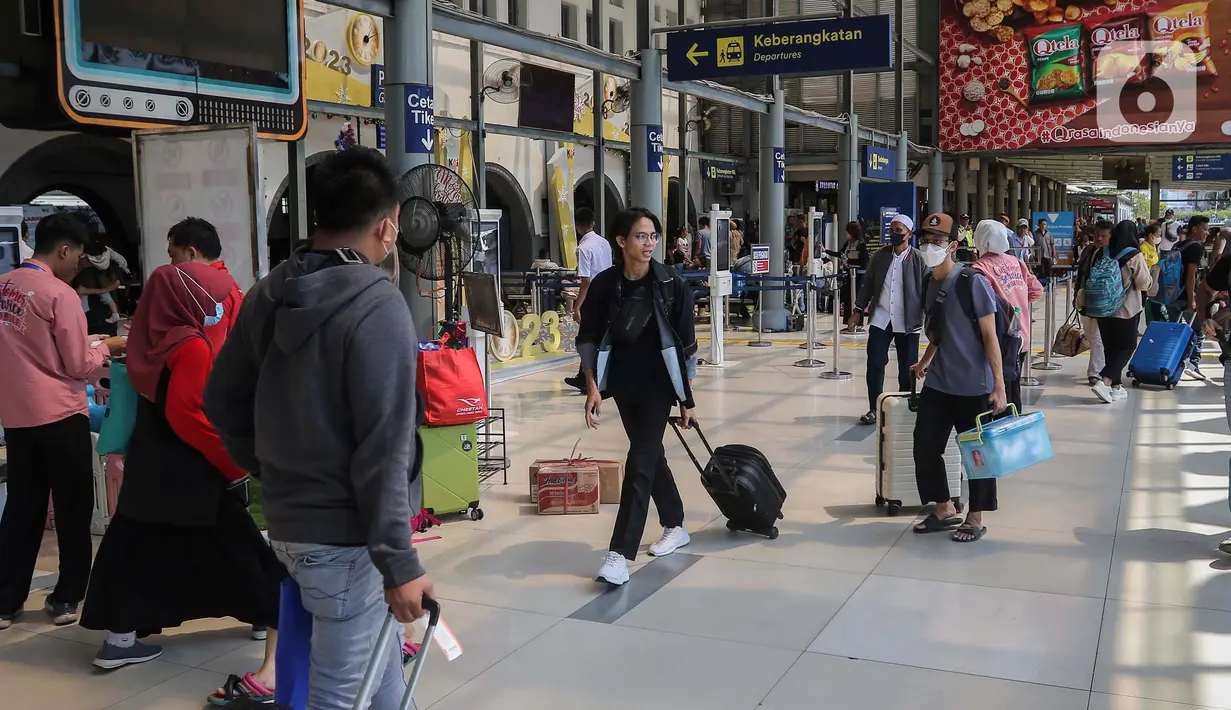 Menjelang libur Natal dan Tahun Baru, Stasiun Pasar Senen mulai ramai penumpang. (Liputan6.com/Angga Yuniar)