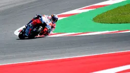 Pembalap Ducati, Andrea Dovizioso saat memimpin pada balapan MotoGP San Marino di Sirkuit Marco Simoncelli, Misano (9/9). Dovizioso menempati posisi pertama dengan catatan waktu 42 menit 5,426 detik. (AFP FOTO / Tiziana Fabi) 